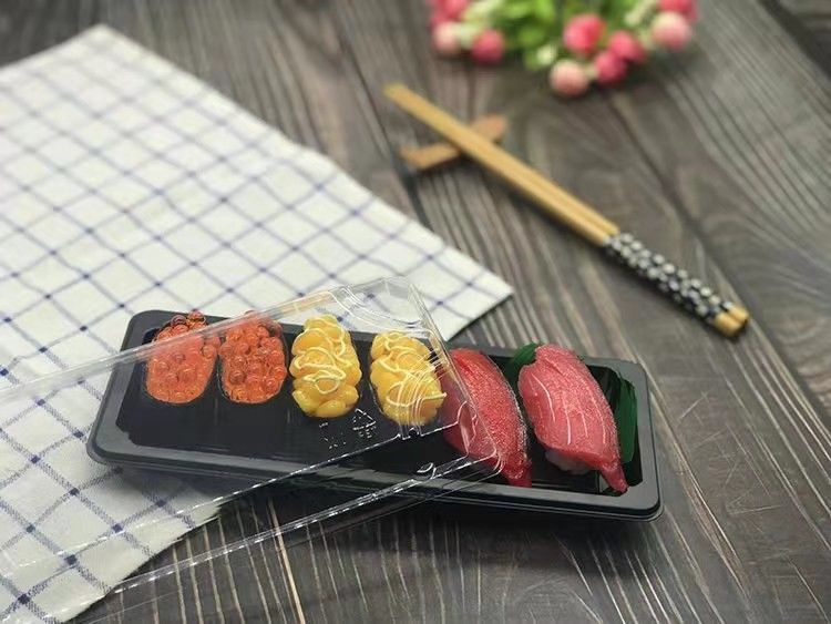 Przezroczysta plastikowa taca do sushi z przezroczystą pokrywką Jednorazowa taca spożywcza